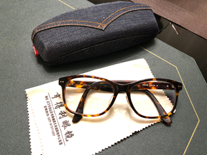 在武汉亨得利眼镜店购买的。李维斯Levi's眼镜，我不近视所