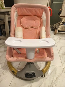 出一款Chicco品牌的婴儿电动摇椅，颜色为粉色。这款摇椅具