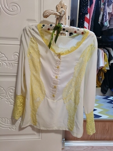 淡黄色，蕾丝真丝，纱，三种布料拼接的，106斤以内穿好看