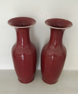 季红300件大花瓶一对，高约58CM，釉水肥润，品相如图完好