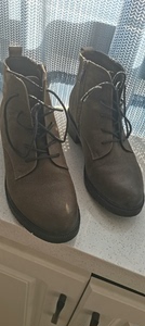 特丽雅女皮短靴，线下购买，内里薄绒，穿过两次，跟高4.5cm