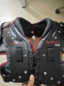 美式橄榄球肩甲Riddell rival  8成新，有少量磨