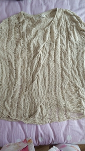 米色窟窿针织毛衣