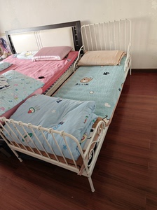 宜家儿童床，尺寸为0.8*2米，床垫为自己配的儿童专用床垫1