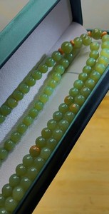 108粒佛珠，卡8的尺寸，玉质干净颜色绿，有一种清净如水的感