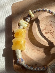 【DIY】编绳清新蜜蜡软糖熊手绳，紫白配色～