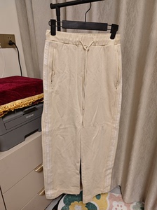 moco摩安珂专柜正品运动款米色裤子，很休闲比较厚实，九成新