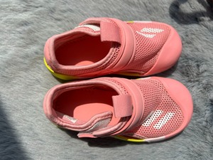 出Adidas阿迪达斯儿童款运动鞋，粉红色，网面材质