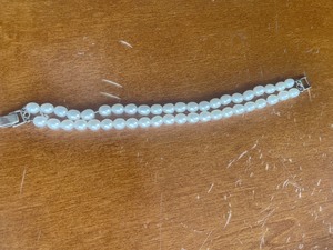 周大福珍珠手链。如图穿戴需要重新串绳子。