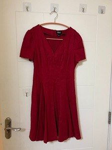 Only短袖夏季红色裙子。尺码：M160。裙子长度：85cm