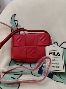 刚买的FLLA×MIHARA斐乐女包斜挎包，精致单肩包枸杞红