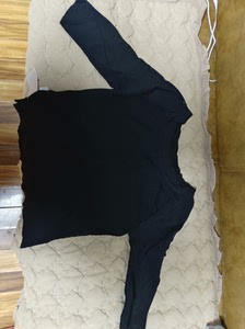 拉夏贝尔旗下针织套装上衣七分黑色针织衫，显身型，下配火烈鸟大