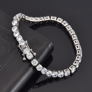 手链ins小众设计日韩高级感钛钢四爪扣镶嵌锆石精致气质首饰品。