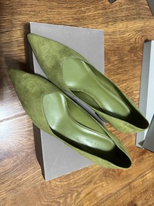 小ck小高跟鞋，鞋跟角度很好，穿起来不累脚很舒服，颜色草绿色
