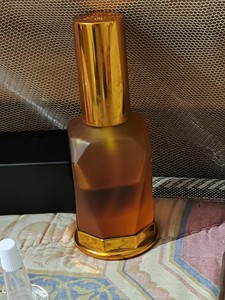 出一款白云山精油，容量为35ml。瓶盖为金色，整体设计简约大