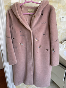诗篇粉色羊剪绒大衣，160码，手感软糯，面料扎实，保暖又美丽