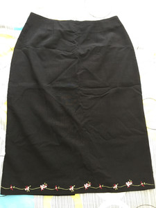 包邮 全新 澳洲购买黑色刺绣长裙 长65厘米 腰围80 臀围