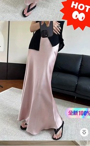 出图中为一条粉色半身鱼尾长裙，醋酸面料，料子有垂感颜色，裙子