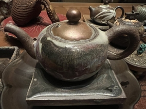 台湾陶艺师陶艺师许旭伦作品，志野釉多色彩陶艺壶，像不像阿拉丁