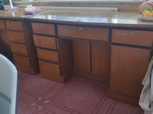 闲置纯木书桌，结实稳固，带六个抽屉，两个柜门。家里好几套桌子