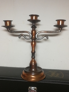 老烛台。美国古董紫铜三连体烛台，铜质光滑细腻，颜色华丽漂亮，