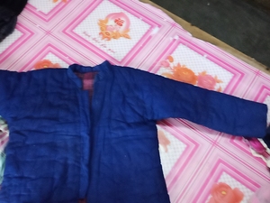小棉袄一个，九.十岁小朋友穿的衣服，纯手工制作，仅此一件，需