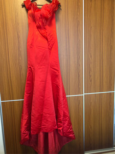 缎面一字肩红色结婚礼服苏州虎丘婚纱城高级定制，只穿过一次，背