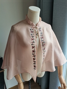 粉色色手绣披风成衣，领围43cm欧根纱底，无内衬。手绣卷定制