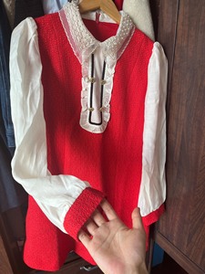 简格丽小香风红色连衣裙，重工串珠蕾丝领，雪纺袖子，就过年穿过