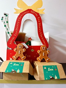 姜饼人蜡烛两枚，带一点点圣诞包装拎袋和一个杯套。盲盒包装已开
