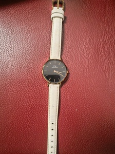 出DW手表丹尼尔惠灵顿手表女款，28mm皮革表带，19年官方