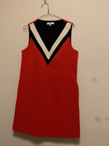 丽丽家运动修身连衣裙，直筒版型，桔红色，陪白色打底衫非常漂亮