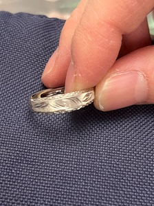 铂金活口戒指一枚，可自己调节大小，重庆金店购入，3.8克。保
