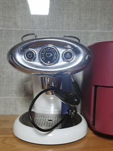 Illy意利胶囊咖啡机白色 外星人 可打奶泡 X7.1 几乎