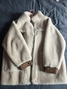 Lily绵羊毛大衣，全新未穿过，专柜正品。颜色米色，款式大方