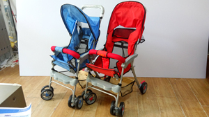 出库存婴儿手推车，全新，可折叠，帆布，有防晒檐，置物篮，后轮