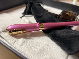 出毕加索Pimio系列的墨水笔，颜色为粉色，款式时尚。笔帽采