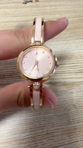 一个白色陶瓷手表（杂牌），一个玫瑰金手表（韩国clue牌子）