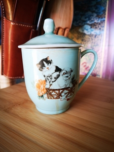 七十年代小猫茶杯，宣化陶瓷厂生产。成色如图所示。二手物品请慎