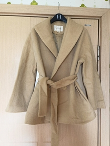 安秀羊毛大衣，购于专柜，1000+。浅卡其色，S码，有腰带。