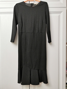 黑色小方格连衣裙，下面是鱼尾裙摆，很修身，裙子表XL，号码稍