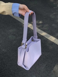 迷你小水桶包紫色夏季新款大容量包包女高级感众通勤女包白色单肩