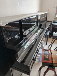 品牌：德国沃恩，全新钢琴，由于搬动有划痕，低价处理。