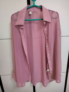 全新外单良品粉色雪纺衬衫。高品质雪纺面料，柔软轻薄、透气，可