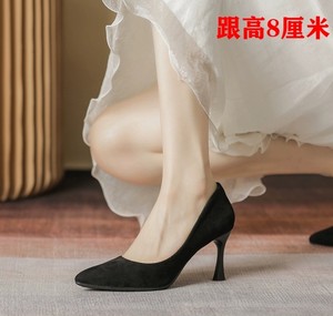 出一款36码黑色的高跟鞋，鞋跟和鞋底的高度为8厘米。