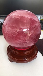 天然粉水晶球，极品粉晶球，超大颗粉晶球，颜色深红色，颜色非常