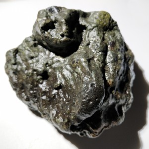 新疆罗布泊橄榄陨石，有磁，重约1220克。
