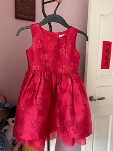 Hm女童礼服裙，适合春秋穿，红色很正，里面可以内搭毛衣或衬衫