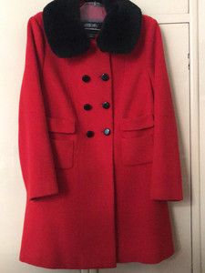 卡秋莎大衣很正的大红色，穿过三四次。需要具体尺寸留言