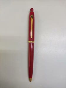 百乐圆珠笔，红色，按压式出芯，笔芯无油需要更换，笔头处有擦痕